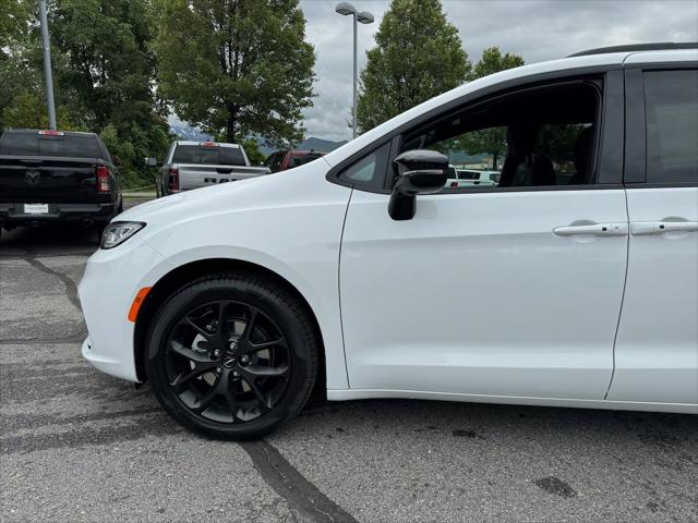 2024 Chrysler Pacifica PACIFICA TOURING L