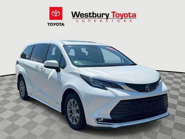 2021 Toyota Sienna XLE for sale in Westbury, NY
