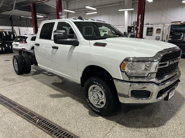 2024 RAM Ram 3500 Chassis Cab RAM 3500 TRADESMAN CREW CAB CHASSIS 4X4 60 CA