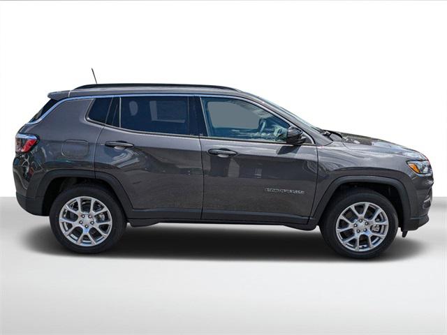 2024 Jeep Compass COMPASS LATITUDE LUX 4X4