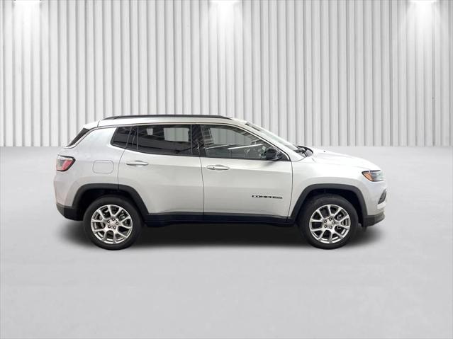 2024 Jeep Compass COMPASS LATITUDE LUX 4X4