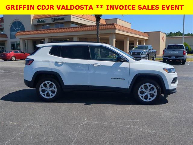 2024 Jeep Compass COMPASS LATITUDE 4X4