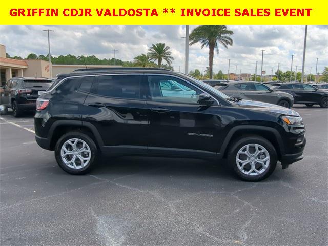 2024 Jeep Compass COMPASS LATITUDE 4X4