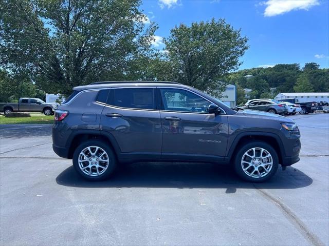 2024 Jeep Compass COMPASS LATITUDE LUX 4X4