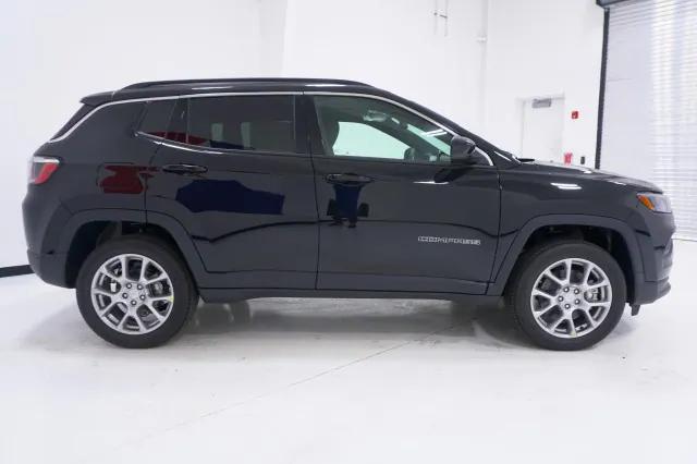 2024 Jeep Compass COMPASS LATITUDE LUX 4X4