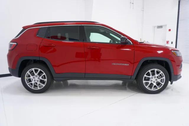 2024 Jeep Compass COMPASS LATITUDE LUX 4X4