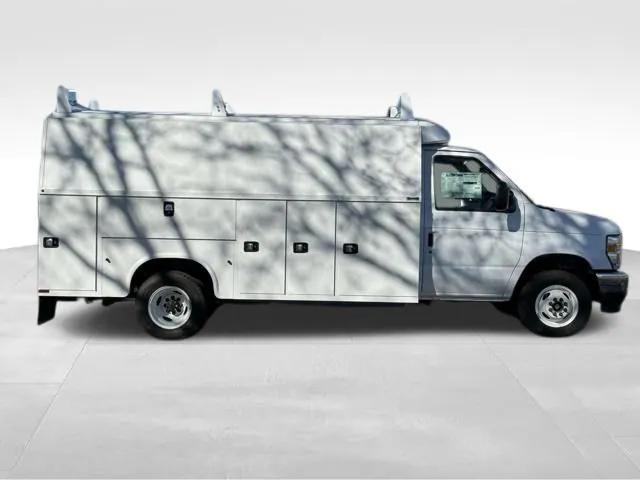 2024 Ford E-450 Cutaway Base