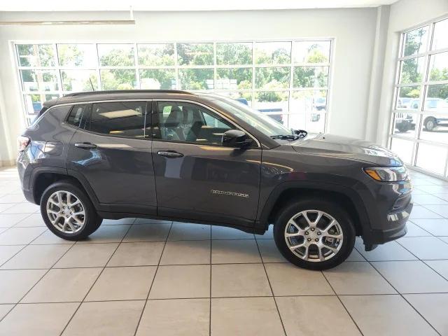 2024 Jeep Compass COMPASS LATITUDE LUX 4X4