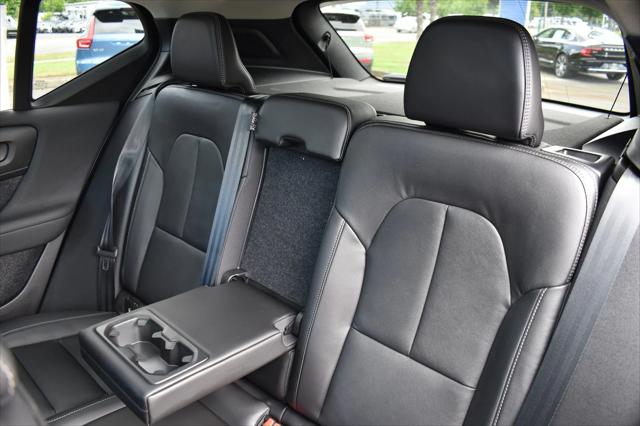 2024 Volvo XC40 B5 Ultimate Bright Theme