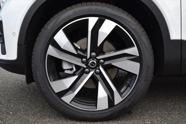 2024 Volvo XC40 B5 Ultimate Bright Theme