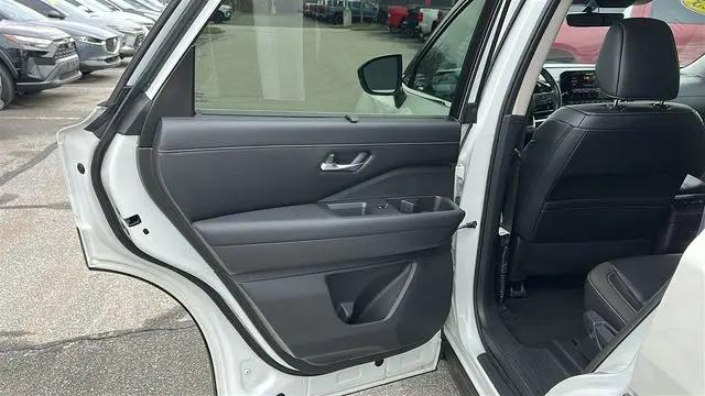 2023 Nissan Pathfinder SL 4WD