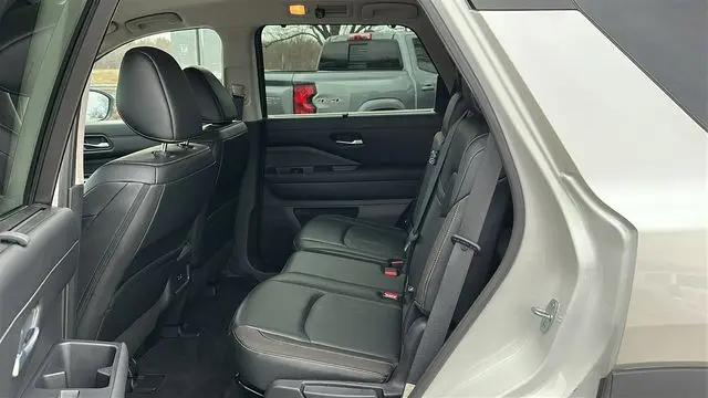 2023 Nissan Pathfinder SL 4WD