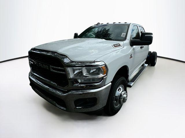 2024 RAM Ram 3500 Chassis Cab RAM 3500 TRADESMAN CREW CAB CHASSIS 4X4 60 CA