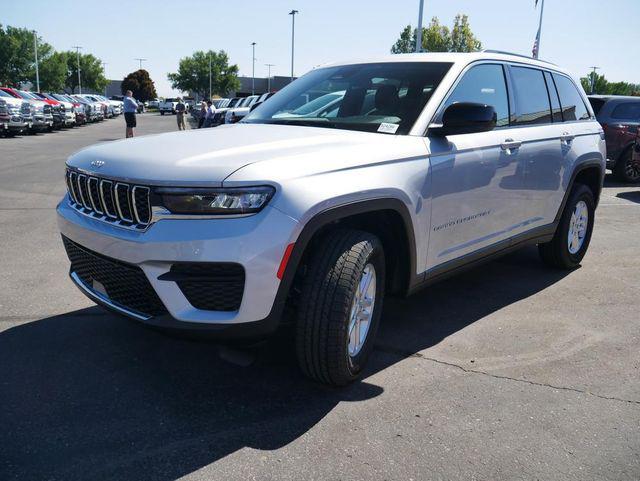 2024 Jeep Grand Cherokee GRAND CHEROKEE LAREDO 4X4