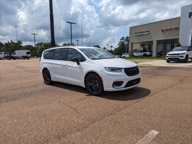 2024 Chrysler Pacifica PACIFICA TOURING L