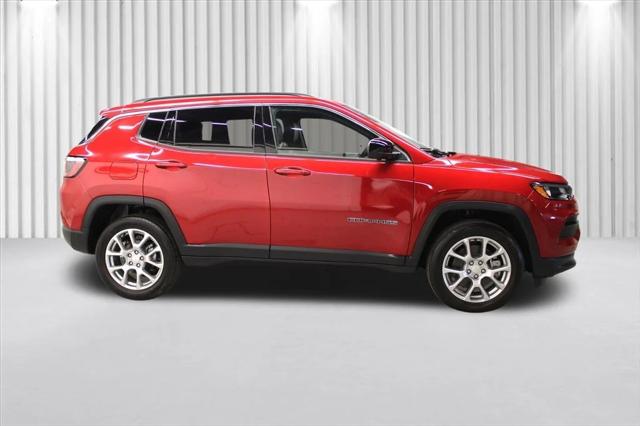 2024 Jeep Compass COMPASS LATITUDE LUX 4X4