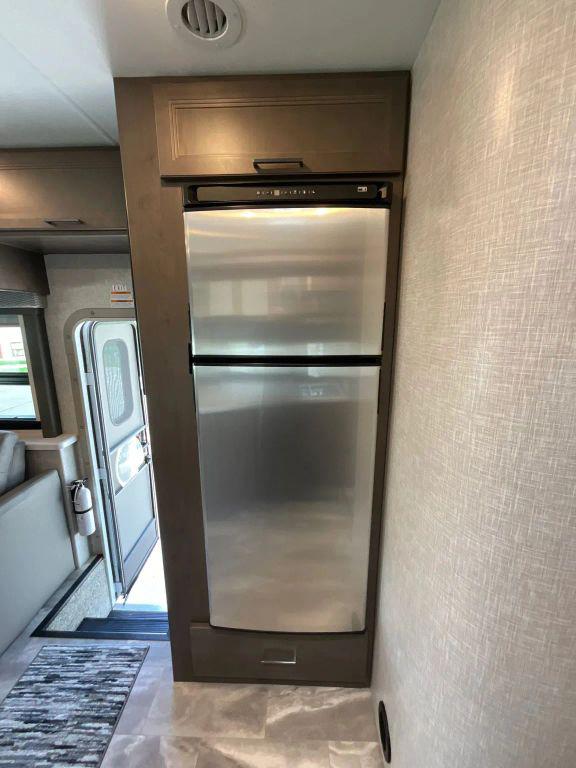 2023 Ford E-450 Cutaway Cutaway Van 2D