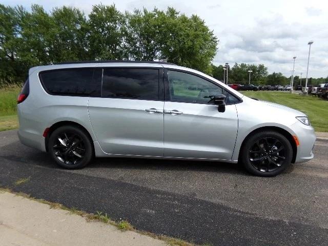 2024 Chrysler Pacifica PACIFICA TOURING L