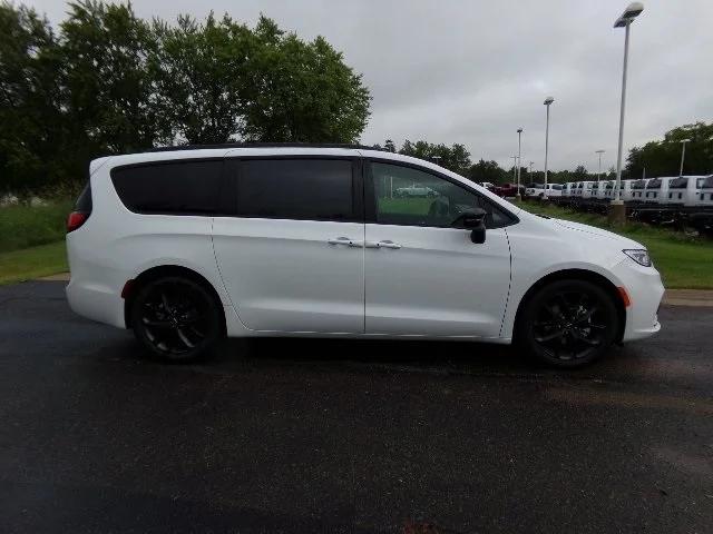 2024 Chrysler Pacifica PACIFICA TOURING L