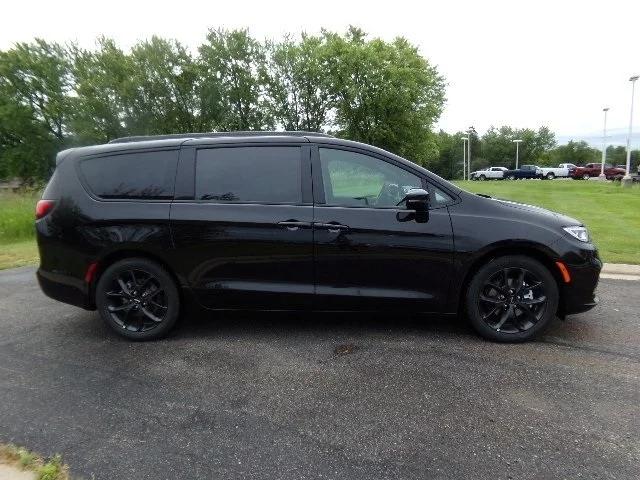 2024 Chrysler Pacifica PACIFICA TOURING L