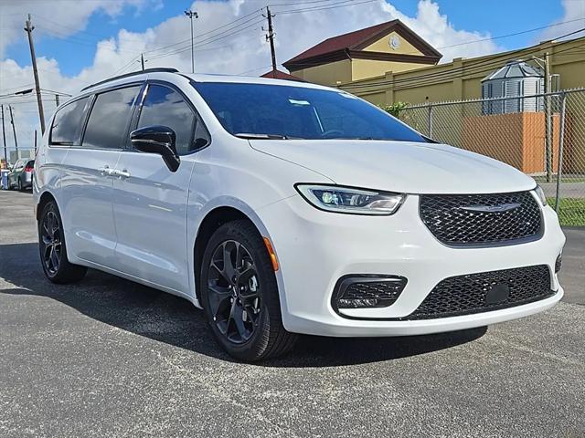 2024 Chrysler Pacifica PACIFICA TOURING L