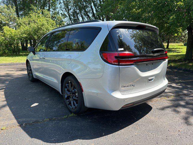 2024 Chrysler Pacifica PACIFICA TOURING L