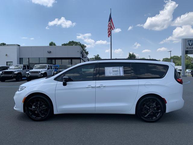 2024 Chrysler Pacifica PACIFICA TOURING L