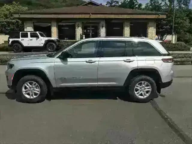 2024 Jeep Grand Cherokee GRAND CHEROKEE LAREDO 4X4