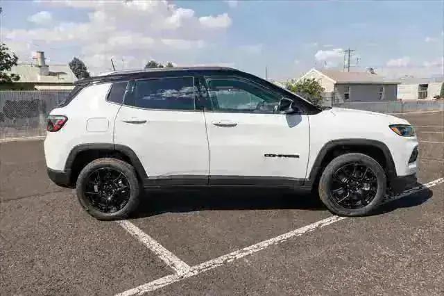 2024 Jeep Compass COMPASS LATITUDE 4X4