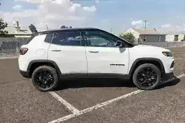 2024 Jeep Compass COMPASS LATITUDE 4X4