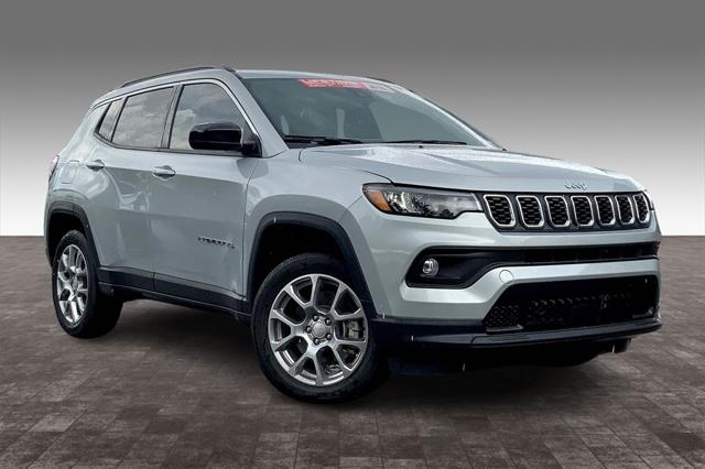 2024 Jeep Compass COMPASS LATITUDE LUX 4X4