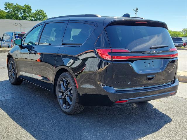 2024 Chrysler Pacifica PACIFICA TOURING L