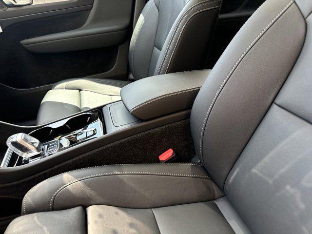 2024 Volvo XC40 B5 Plus Bright Theme