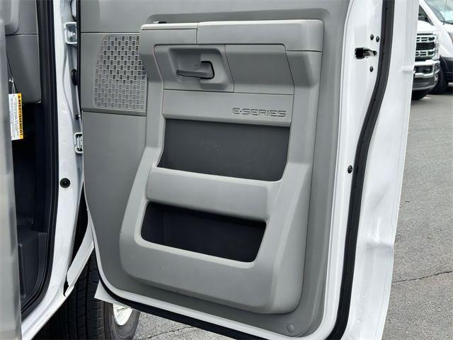 2025 Ford E-350 Cutaway Base