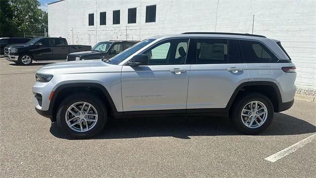 2024 Jeep Grand Cherokee GRAND CHEROKEE LAREDO X 4X4