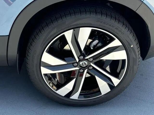2024 Volvo XC40 B5 Plus Bright Theme
