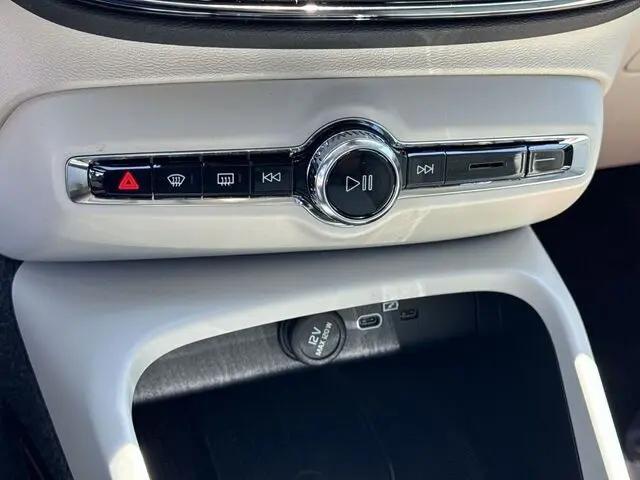 2024 Volvo XC40 B5 Plus Bright Theme