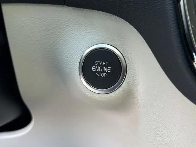 2024 Volvo XC40 B5 Plus Bright Theme