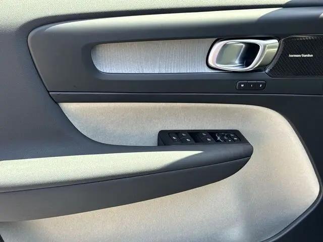 2024 Volvo XC40 B5 Plus Bright Theme