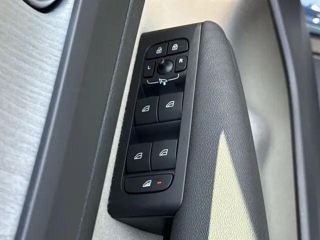 2024 Volvo XC40 B5 Plus Bright Theme