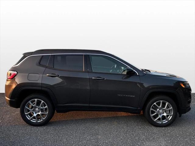 2024 Jeep Compass COMPASS LATITUDE LUX 4X4