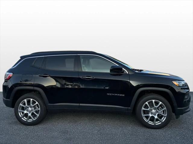 2024 Jeep Compass COMPASS LATITUDE LUX 4X4