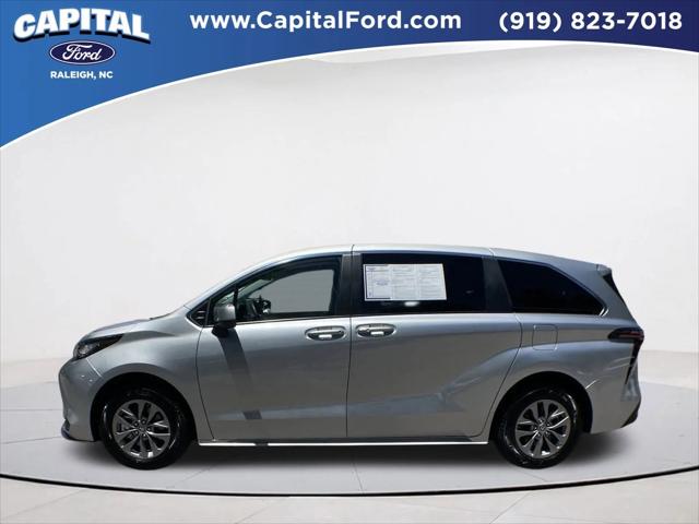 2022 Toyota Sienna LE