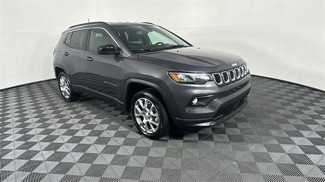 2024 Jeep Compass COMPASS LATITUDE LUX 4X4