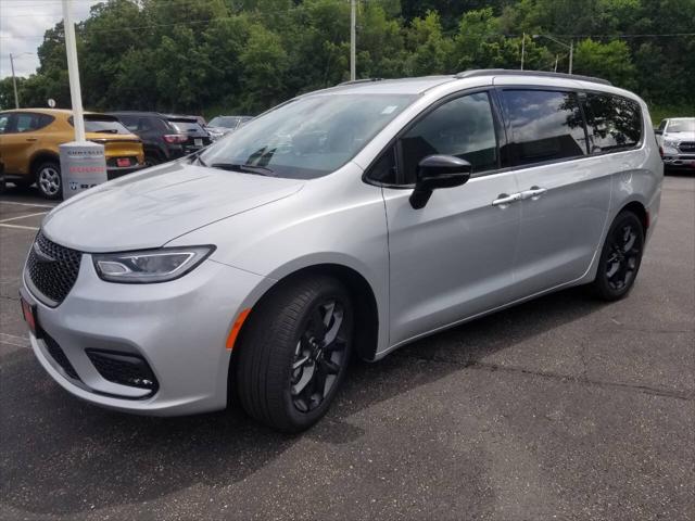 2024 Chrysler Pacifica PACIFICA TOURING L