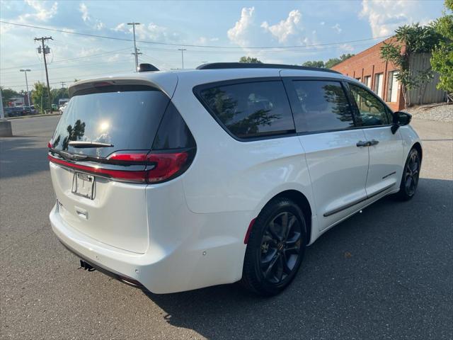 2024 Chrysler Pacifica PACIFICA TOURING L