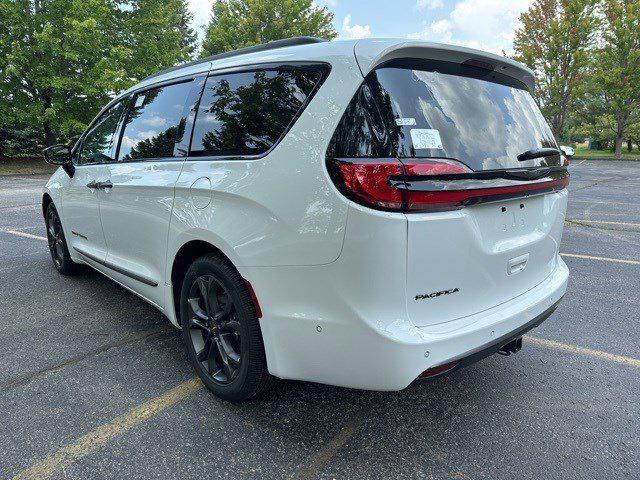 2024 Chrysler Pacifica PACIFICA TOURING L