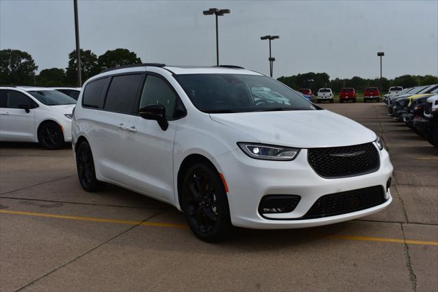 2024 Chrysler Pacifica PACIFICA TOURING L