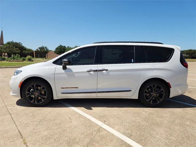 2024 Chrysler Pacifica PACIFICA TOURING L