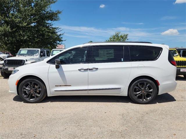 2024 Chrysler Pacifica PACIFICA TOURING L